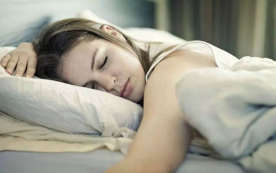 人睡觉时头朝哪一个方向是最好的 请问人睡觉头朝哪个方向最好