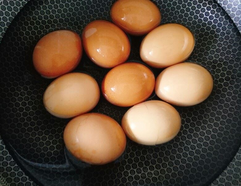 鸡蛋怎么煮好去皮 鸡蛋去皮如何煮成完整的鸡蛋